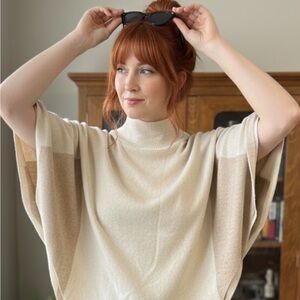 New Condition Note di Anita Turtleneck, Poncho Cream and Tan Knit Wool Blend